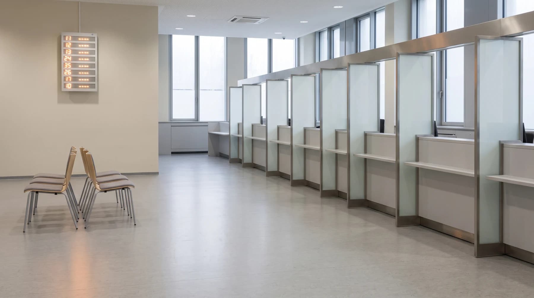 Leere Schalterhalle eines deutschen Gewerbeamts mit Wartenummern-Anzeige