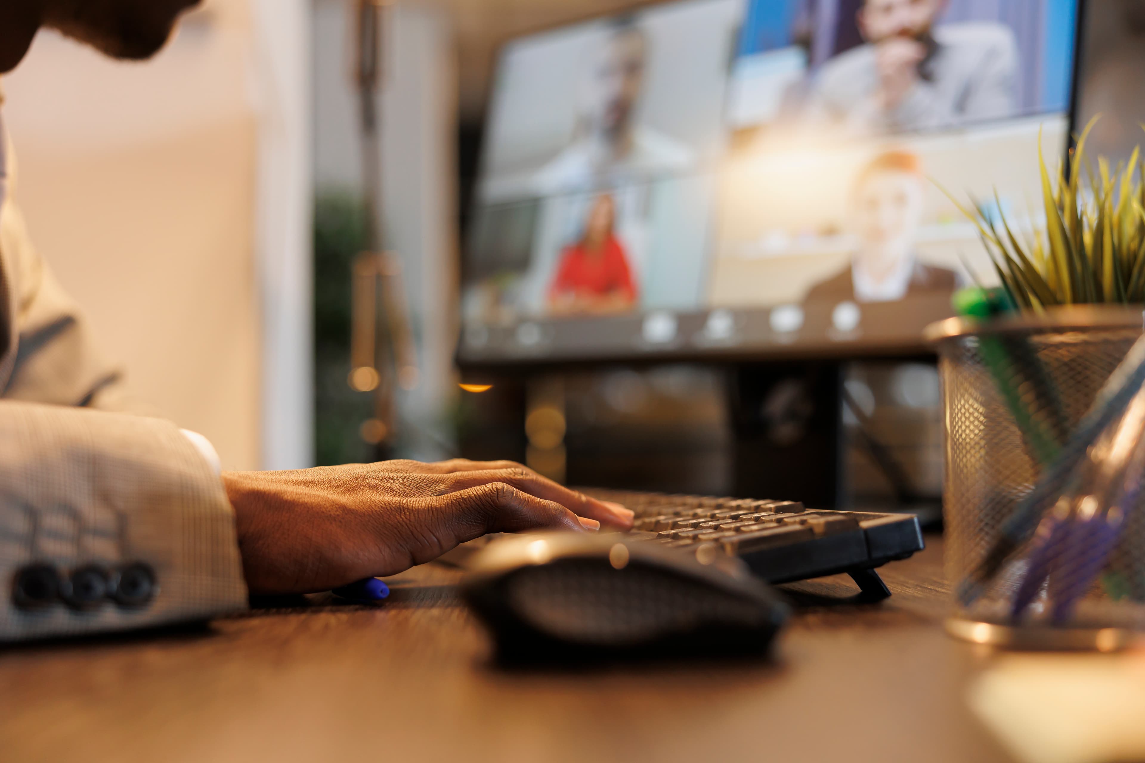 Gründerteam im Online-Meeting – GmbH gründen 2026