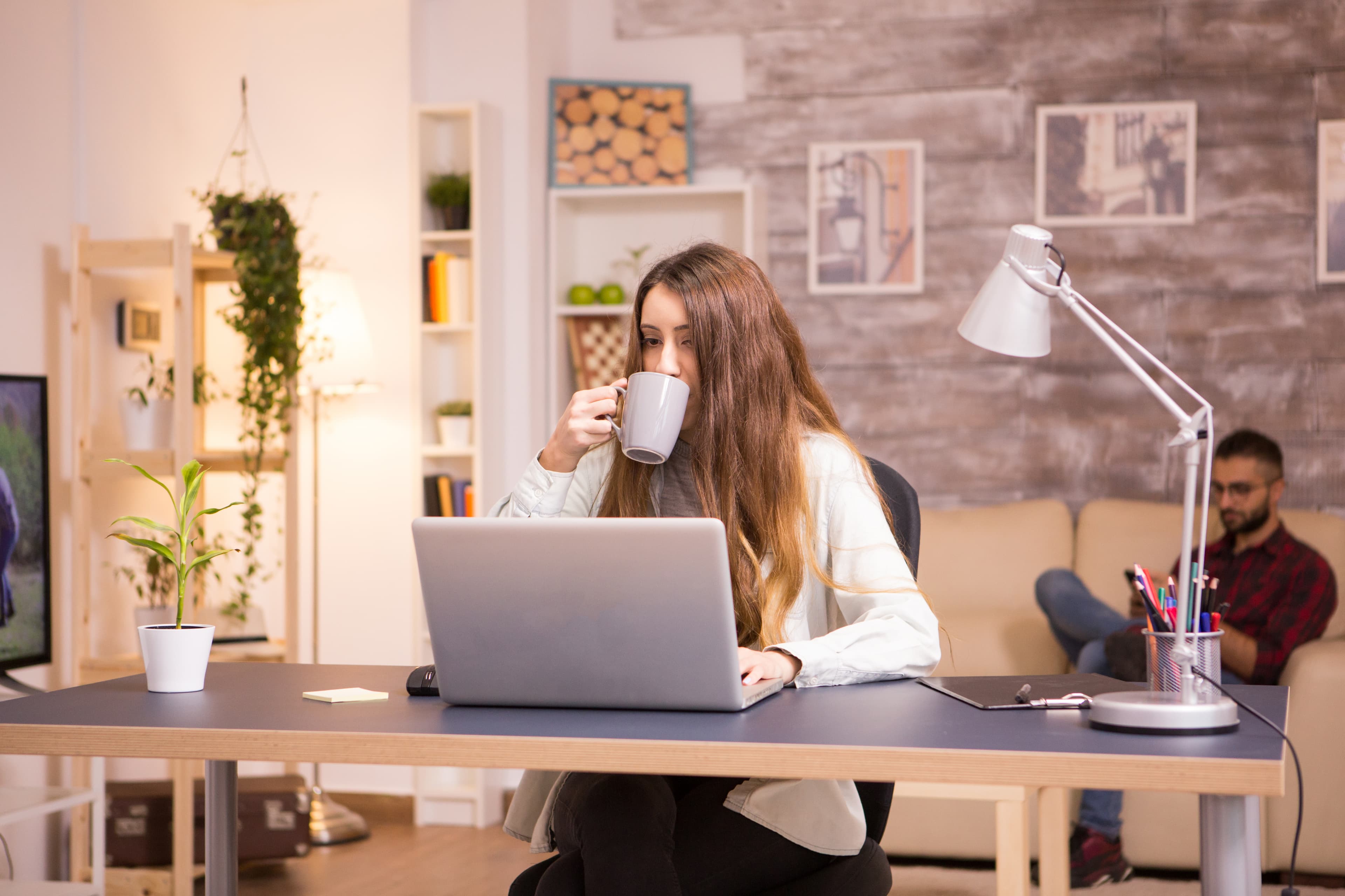 Content Creator arbeitet von zuhause am Laptop