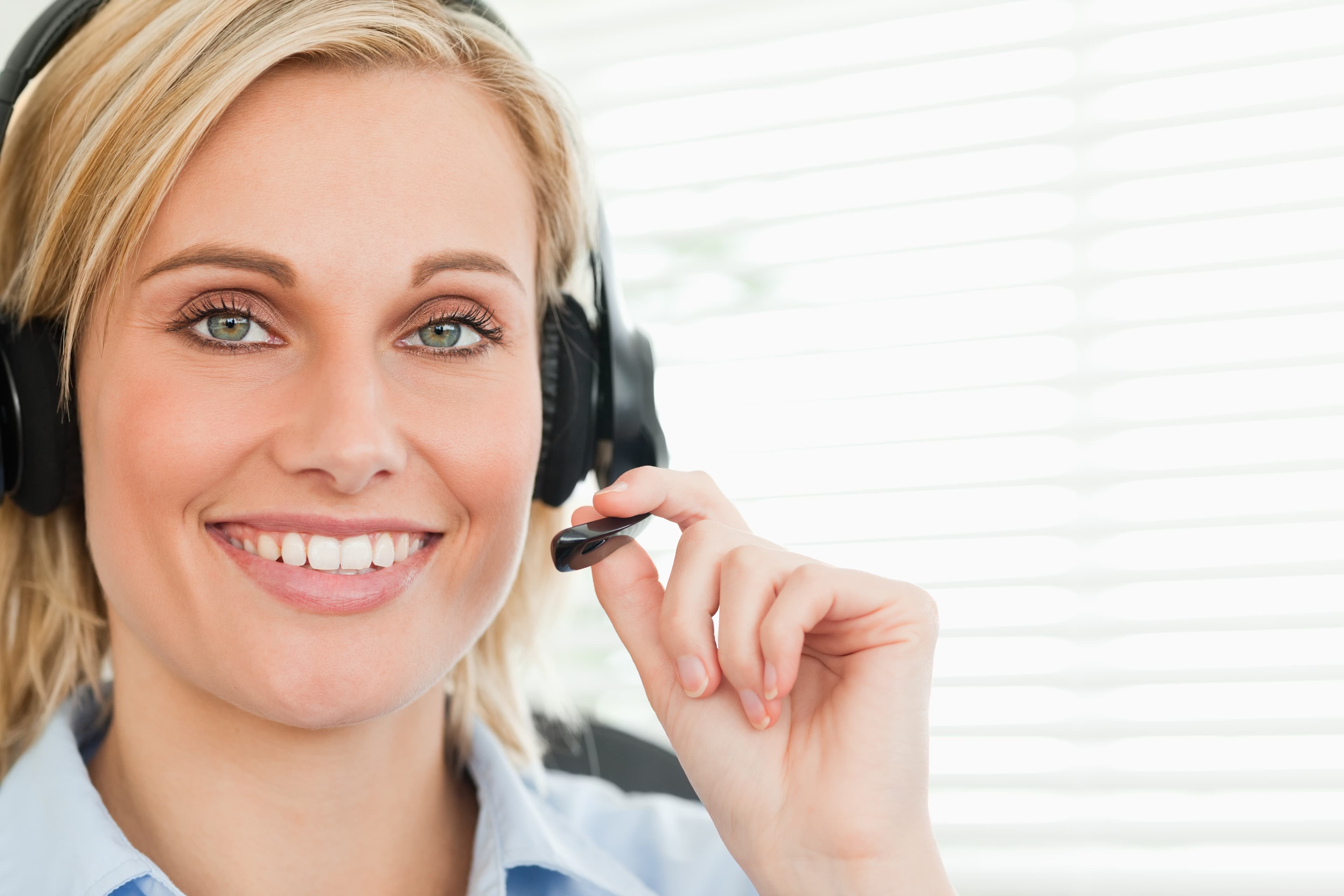 Telefonservice-Mitarbeiterin mit Headset