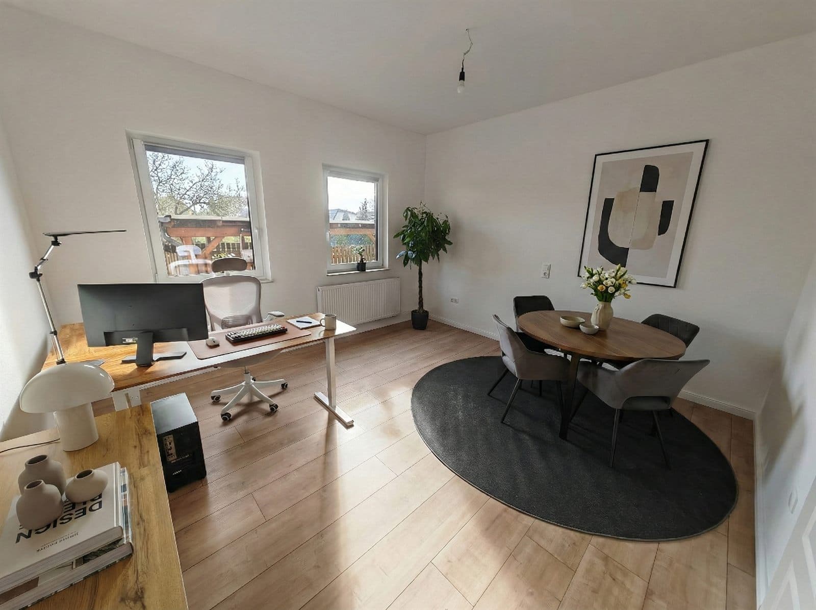 Modernes Büro im Business Center Gifhorn mit Arbeitsplatz und Besprechungsbereich