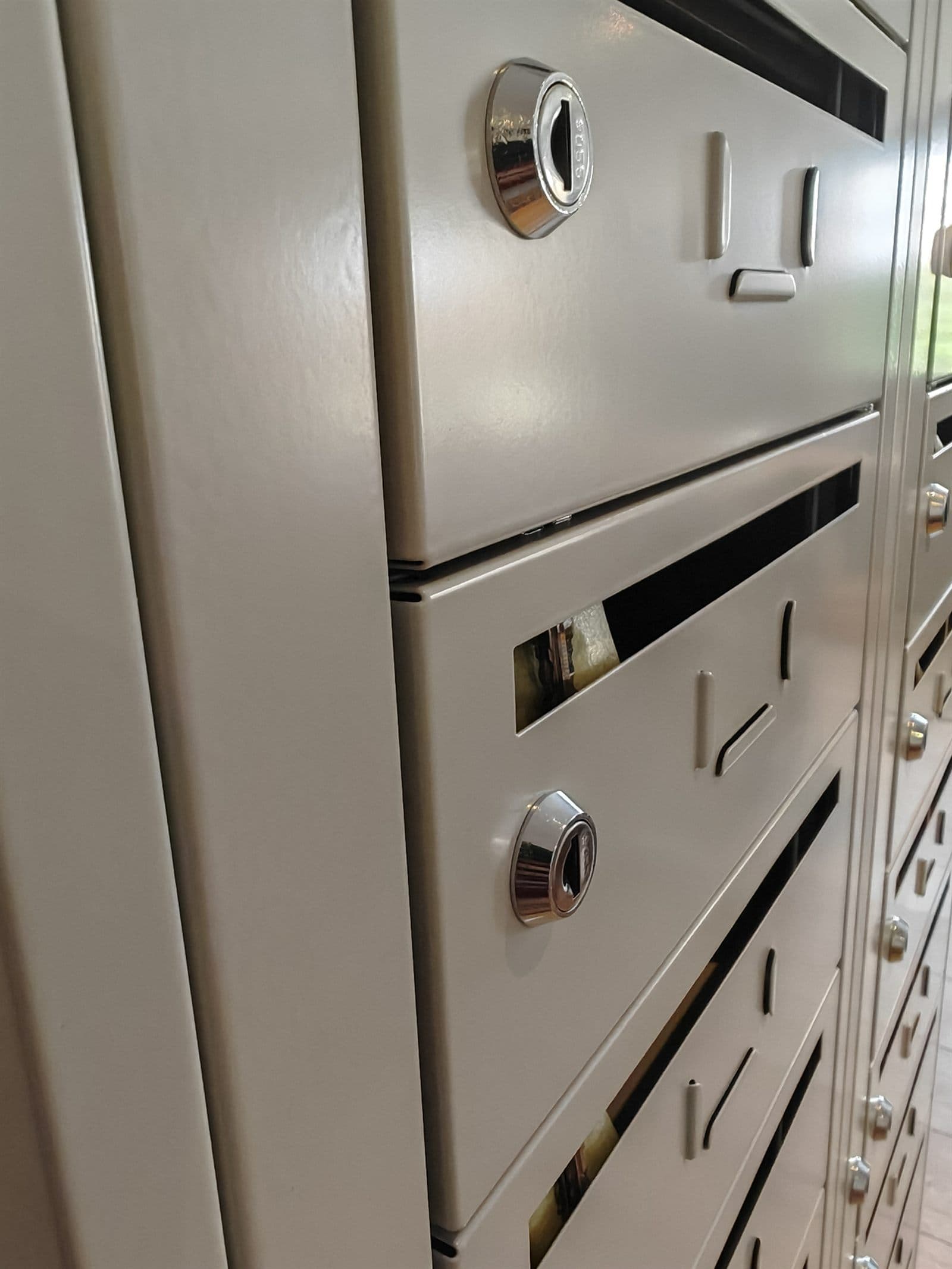 Postschrank im Empfangsbereich – Postservice