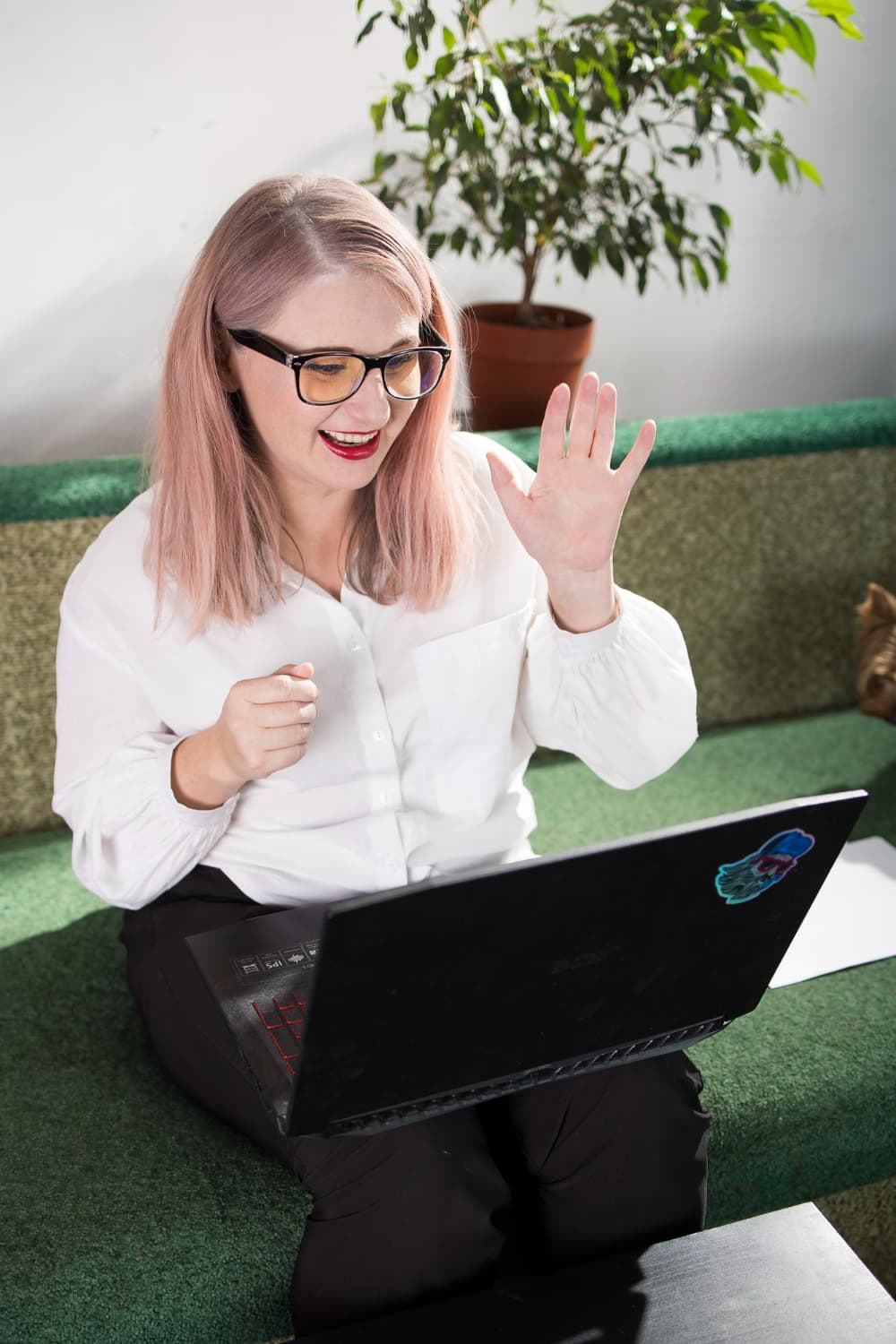 Person bucht online eine Geschäftsadresse