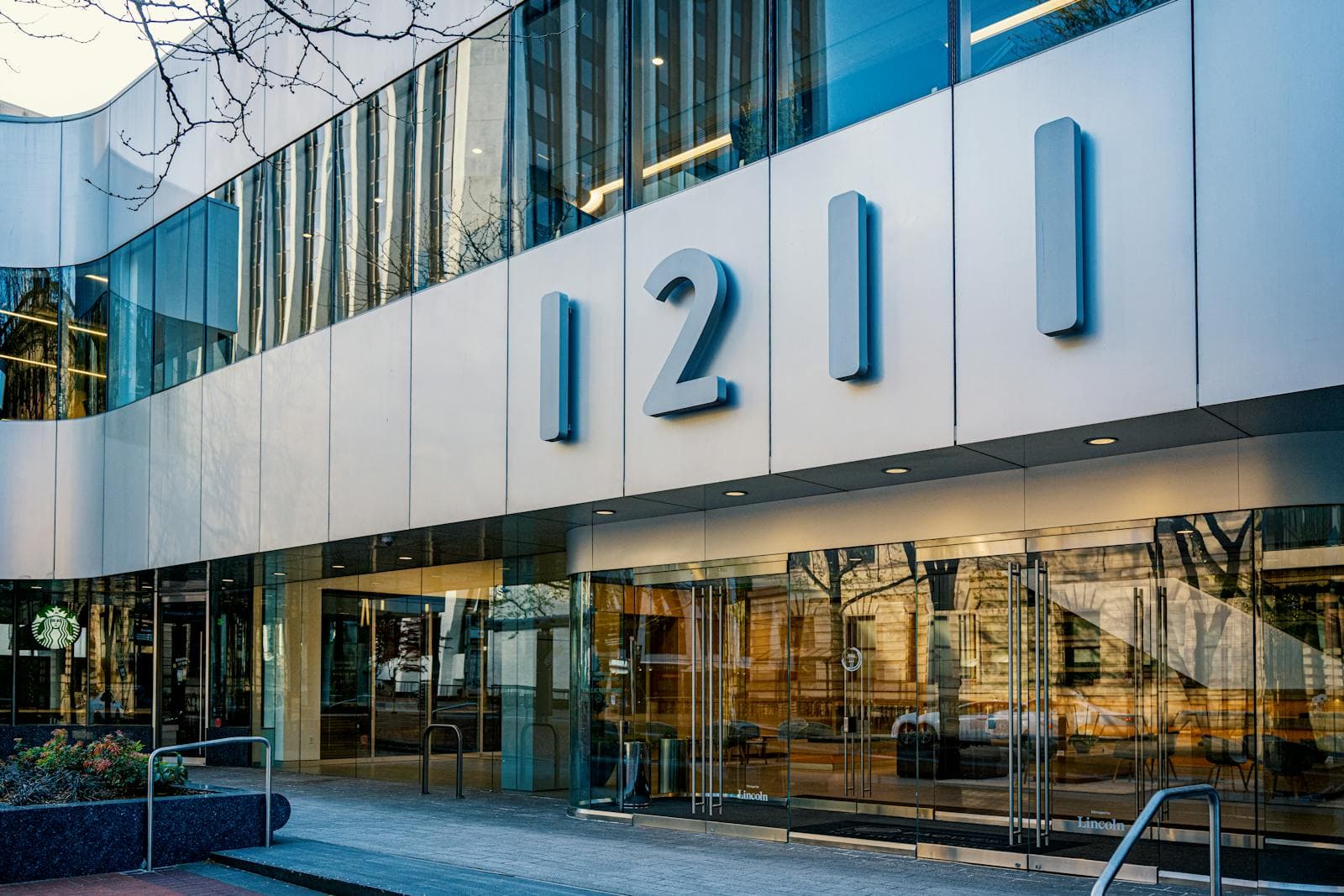 Bürogebäude mit deutlich sichtbarer Hausnummer – Symbol für eine ladungsfähige Geschäftsadresse