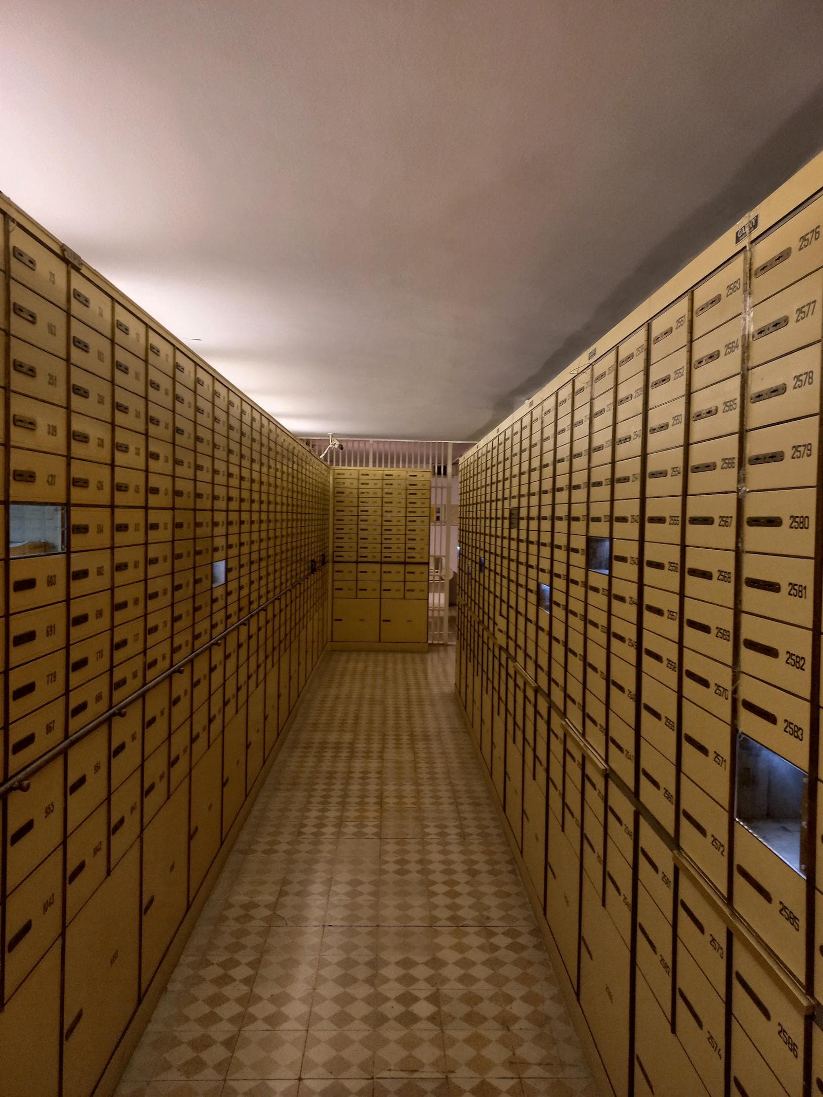 Sicherer Postschrank für die Annahme jeder Sendung – Postservice von Firmenadresse.com