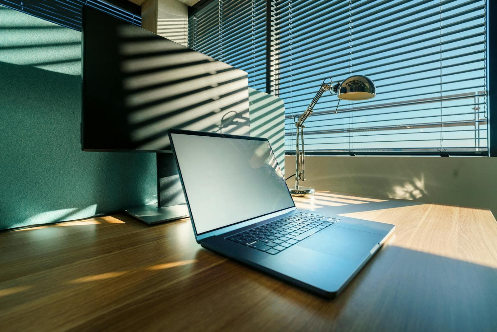 Sonnendurchfluteter Arbeitsplatz – persönliche Betreuung im Team von Firmenadresse.com