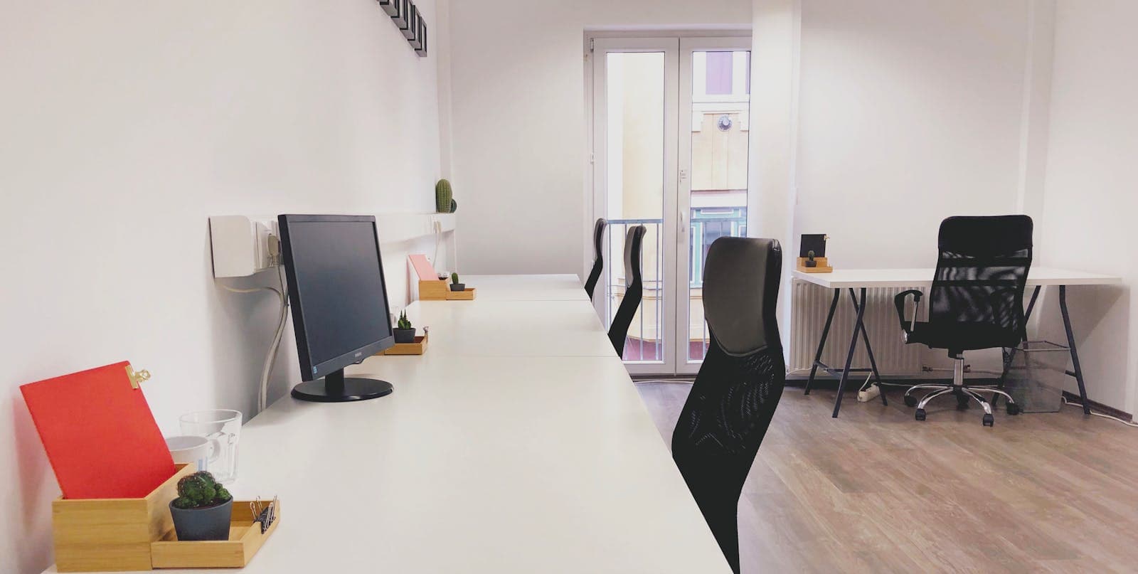 Modernes virtuelles Büro mit hellen Arbeitsplätzen – Geschäftsadresse mit Service ohne eigene Räume