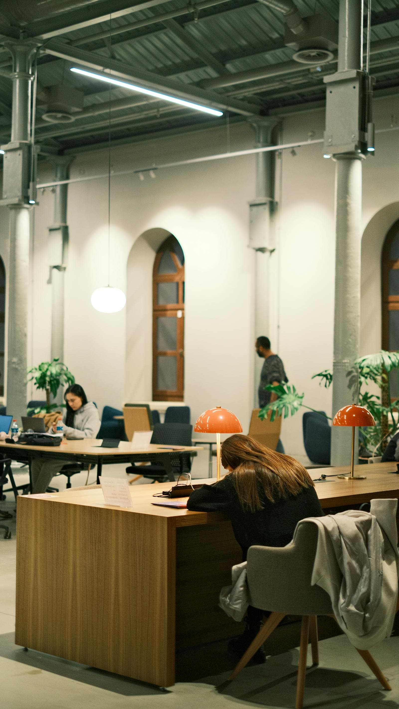 Team im Büro – Cloud-Telefonanlage mit Routing und Warteschleife